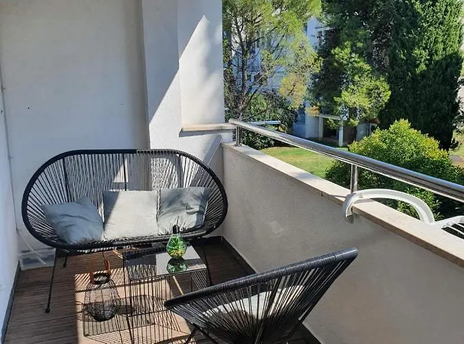 - 50 Meters From Sea Πόρετς
